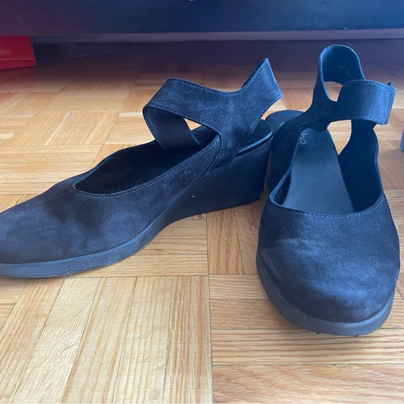 Arche Small Wedge - Picture 2 of 3